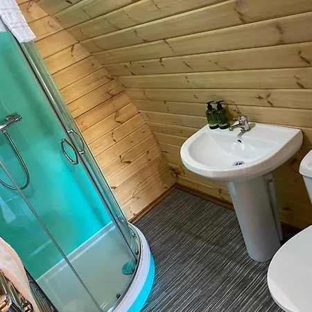 캠프장 Eskdale Glamping Pods With Wood Fired Hot Tubs 부트