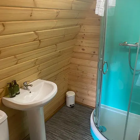 캠프장 Eskdale Glamping Pods With Wood Fired Hot Tubs 부트